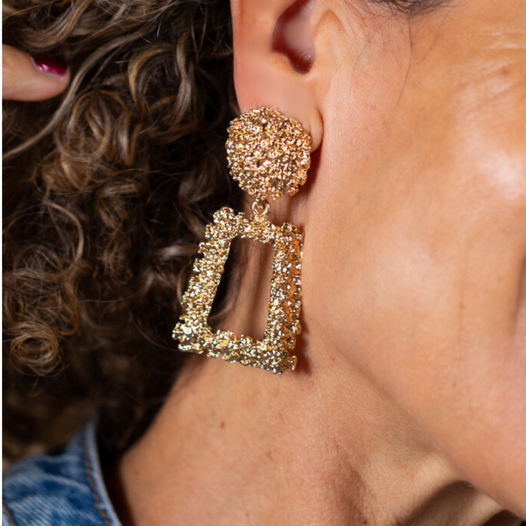 Gold maxi pendant dangles