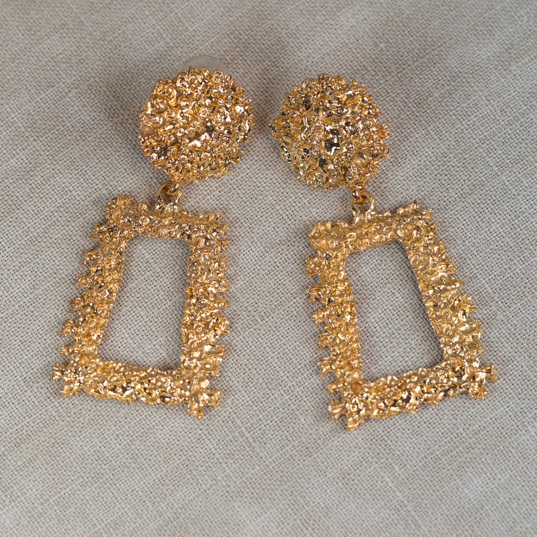 Gold maxi pendant dangles