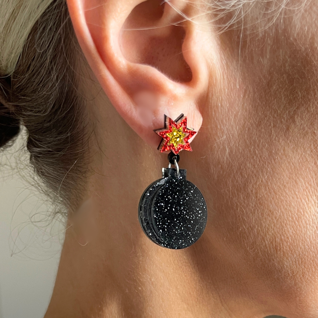 Flash-boom pendant dangles