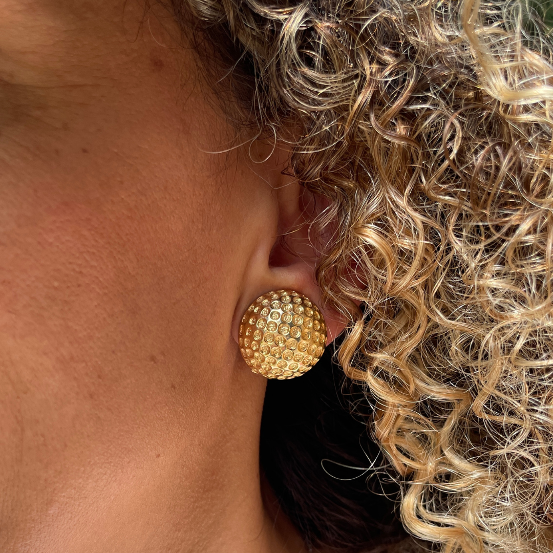 MIRANDA golden sphere clip-on earrings with hammered finish