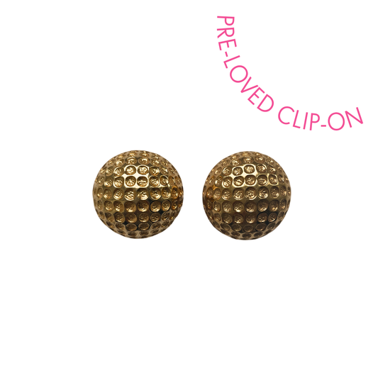 MIRANDA golden sphere clip-on earrings with hammered finish