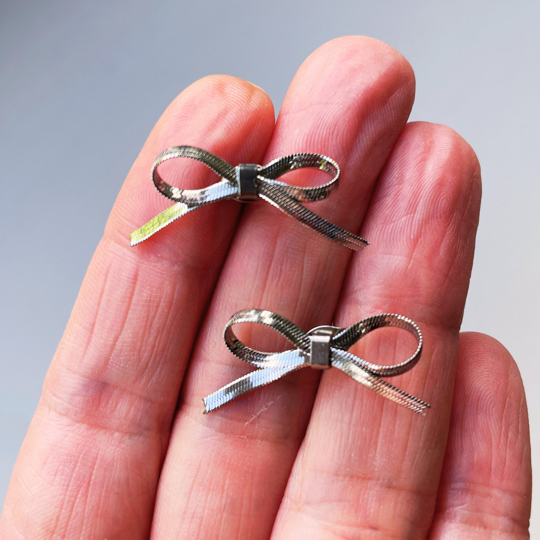 Mini silver bow studs