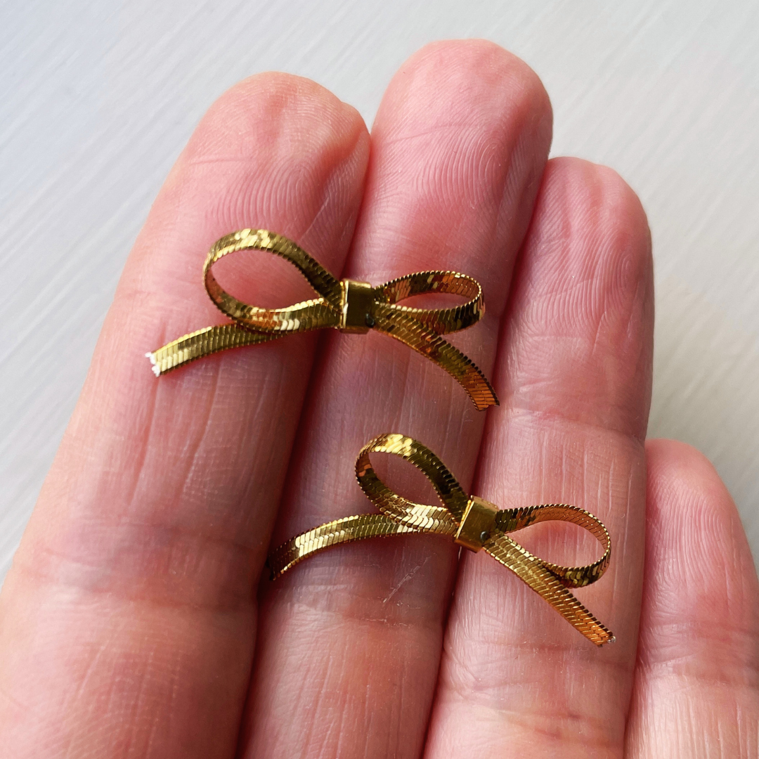 Mini gold bow studs